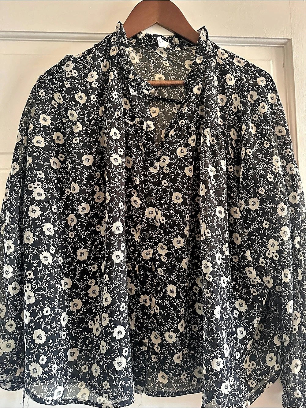 MNG Floral Blouse in Black & White Size Medium Like New